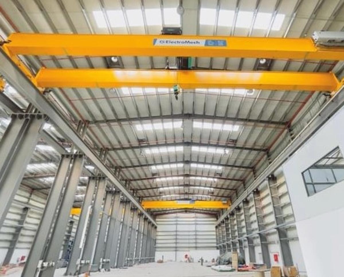 ElectroMech Middle East is a renowned manufacturer of double girder Electric Overhead Traveling (EOT) cranes, offering powerful and high-capacity lifting solutions for heavy-duty industrial applications.